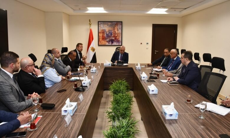 وزير الإسكان يبحث مع أعضاء غرفة التطوير العقاري سبل دعم ومساندة القطاع