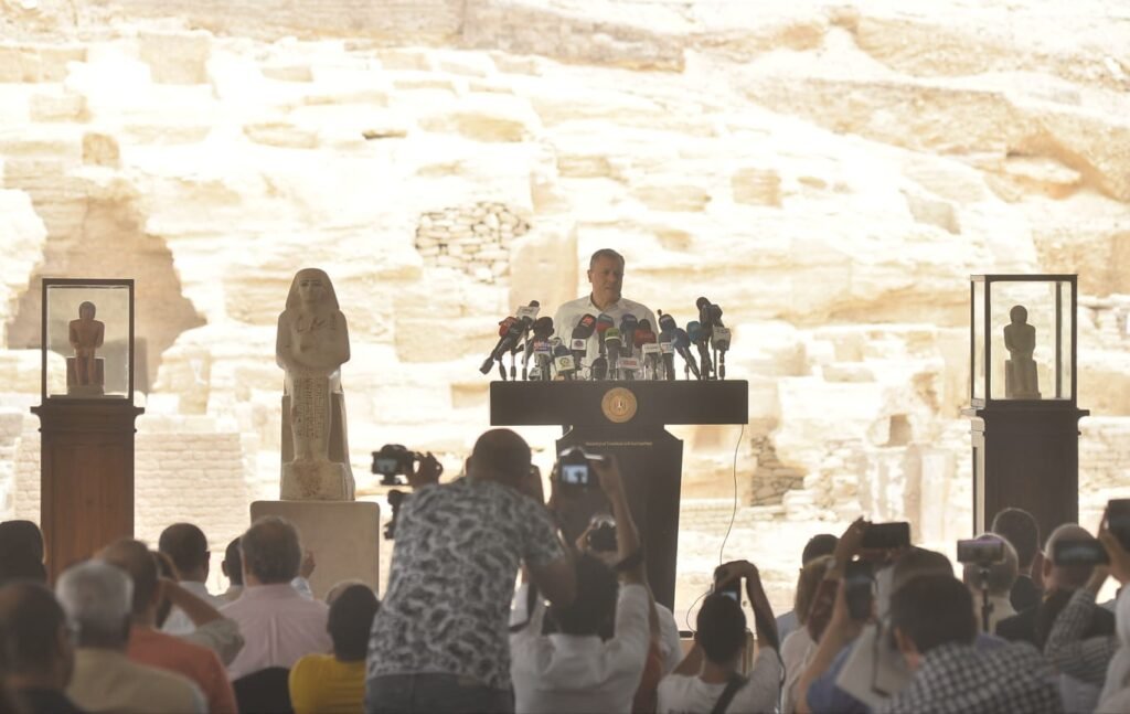 سقارة تبوح بأسرارها.. كشف أثري جديد يضم أكبر وأكمل ورشتين للتحنيط ومقبرتين
