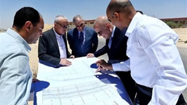 وزير الإسكان يتفقد تطوير محاور الطرق ومنطقة الخدمات بالقاهرة الجديدة