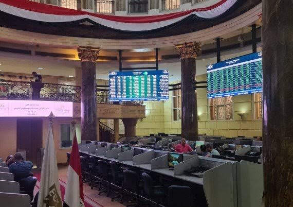 البورصة تتراجع بمستهل التعاملات.. وصفقة على بنك فيصل بـ20.4 مليون جنيه