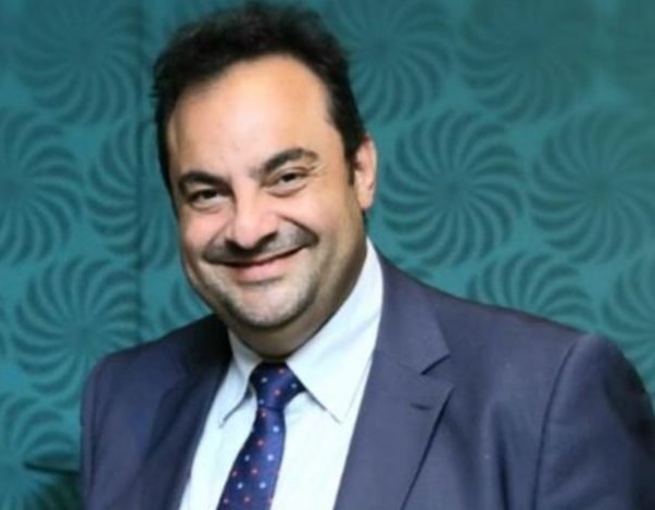 المهندس حسن السكري: “اي هيلث” الذراع التكنولوجي لـ”التأمين الصحي” …وهذه أبرز خدماتنا المتطوره    حوار / محمد كامل    في الوقت الذي بدأ فيه إسدال الستار على عام مضى ، بدأت شركة أي هيلث الاستعداد للعام الجديد باستراتيجية طموحة هدفها تقديم افضل الخدمات للمواطنين بصورة اسهل واسرع باستخدام الأدوات التكنولوجية ، سكربت التقت المهندس حسن السكري الرئيس التنفيذي للشركة وحاورته في السطور القادمة.  عامان تقريبا بالتمام والكمال وأنت تتولى قيادة شركة اي هيلث ونعرف أنك خبرة كبيرة في إدارة الشركات – هل يمكن أن تحدثنا عما قدمته خلال هذين العامين؟  كان تركيزي في العامين الماضيين على البنية المؤسسية للشركة عن طريق التعاون مع بيت خبرة عالمي وهو ماكينزي لوضع الدراسة التجارية للشركة والمحاور الاستراتيجية للأعمال ومن أهمها أن أي هيلث هي شريك التحول الرقمي للهيئة العامة للتأمين الصحي الشامل وإدارة وتشغيل البنية التحتية التكنلوجيا للمنظومة والحوسبة السحابية للقطاع الصحي استناداً على القدرات التي أنشئت من شركة أي فاينانس وقدرات الحوسبة السحابية الخاصة بها.  وأيضا تم التركيز على إدارة وتشغيل قدرات بشرية وبالفعل تعتبر أي هيلث بها كوادر تتنوع بين الكوادر التكنولوجيا والكوادر الطبية والتأمينية والكوادر الإدارية والتشغلية وأيضا تم التركيز على إدارة وتشغيل قدرات تجارية قوية لشركة أي هيلث عن طريق ملف أعمال يحتوي على خدمات ومنتجات تكنولوجية متنوعة.   ونحن الآن نعمل على عدة مشروعات بالتعاون مع هيئة التأمين الصحي الشامل من ضمنها خدمات وحدة التحول الرقمي وخدمات ميكنة خدمة المطالبات بمحافظة الأقصر و خدمة منصة التسعير.  لاشك أن هناك اهتمام كبير بمنظومة الصحة في مصر كيف يمكن الاستفادة من حلول وخبرات اي هيلث في خدمات القطاع الصحي؟  تقدم أي هيلث خدمات للشركات وحلول رقمية للأفراد لتحقيق التكامل بين أطراف المنظومة الصحية في مصر. الحلول الرقمية للشركات مثل تحليل البيانات الصحية والنظام المعلوماتي للمستشفيات ومنصات تبادل المعلومات الصحية وأيضا حلول للأفراد مثل الصيدلة الإلكترونية والطب عن بعد والمعمل المنزلي والملف الطبي الموحد الإلكتروني للمريض والحجز الإلكتروني للكشف. وتلك الحلول هدفها في الأساس تمكين القطاع الخاص والعام مما يرسخ دور الشركة كممكن للنظام الصحي في مصر.  ما هو الدور الذي تلعبه الشركة في تطوير منظومة التأمين الصحي الشامل في مصر؟  شركة أي هيلث هي الذراع التكنولوجي للهيئة العامة للتامين الصحي الشامل ودور شركة أي هيلث هو تمكين الهيئة تكنولوجيا ودعمها فنيا عن طريق حلول رقمية زكية للوصول إلي هدفها وهو تحقيق تغطية شاملة لكل المصريين وذالك تماشيا مع رؤية مصر 2023. و أيضا لا يمكننا أن نغفل دور الهيئة كمدير وممول لمنظومة التأمين الصحي الشامل وهنا تلعب التكنولوجيا دورًا كبيرًا في إدارة المنظومة وتحقيق الاستدامة المالية وجودة الخدمات الصحية المقدمة و أيضا الوصول إلى الرعاية و تقديم خدمات تتمحور حول المواطن.  هل يمكن أن تحدثنا بالأرقام عن عدد الأشخاص الذي يمكن أن تقدم لهم اي هيلث خدماتها خاصة وأن هدف الشركة المعلن تيسير تقديم الخدمات الصحية للمواطنين وتطوير مفهوم الرعاية الصحية في مصر.؟   هدفنا في أي هيلث هو الوصول لكل المصريين عن طريق خدمات وحلول صحية تتمحور حول المواطن وتقديم الخدمة بصورة ميسرة في الرعاية والجودة الصحية مع تحقيق استدامة مالية للمنظومة. وبالفعل تم بدء تفعيل هذا الهدف عن طريق دورنا كذراع تكنولوجي للهيئة العامة للتأمين الصحي الشامل .  كيف يمكن تطويع منظومة وحلول الذكاء الاصطناعي لخدمة القطاع الصحي في مصر الذي ينفق عليه أكثر من 110 مليار جنيه؟  نحن بالفعل نعمل على تقديم حلول الذكاء الاصطناعي لخدمة القطاع الصحي في مصر عن طريق تقديم حلول البيانات التي يمكن أن تحد مثلا من أكثر الأمراض شيوعًا أو أكثر الأمراض المزمنة وذلك لتحسين التشخيص والعلاج ورعاية المرضي    في الماضي القريب كنا نسمع عن مفهوم الطب عن بعد وإلى اليوم لا توجد تجارب ناجحة عنه – ما السبب ؟  الطب عن بعد كمفهوم وممارسة اكتسب اهتماما كثيرا واثبت أهميته خاصة خلال جائحة كوفيد والطب عن بعد به عدة فوائد مثل زيادة الوصول إلى الرعاية الصحية وتحسين راحة المرضي ولكن المهم أن ندرك أن الطب عن بعد مثل أي خدمة رعاية صحية له تحدياته .