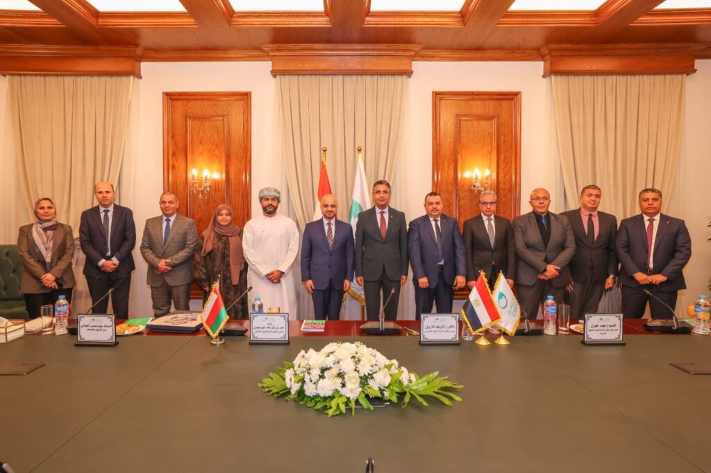 البريد المصري يوقع اتفاقية تعاون مع البريد العُماني تهدف إلى تبادل الخبرات