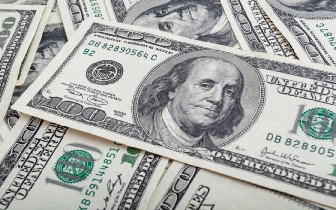 سعر الدولار الآن.. انهيار في السوق السوداء واستقرار بالبنوك