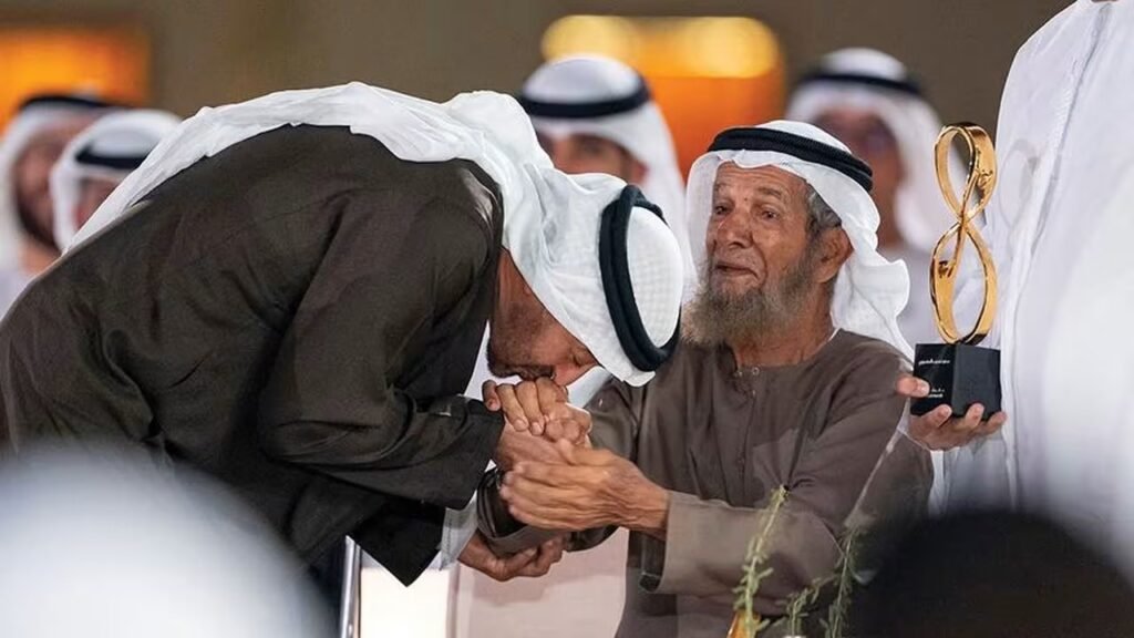 رئيس الإمارات فاجأه و”حب يده”.. رد فعل مسن على محمد بن زايد يثير تفاعلا