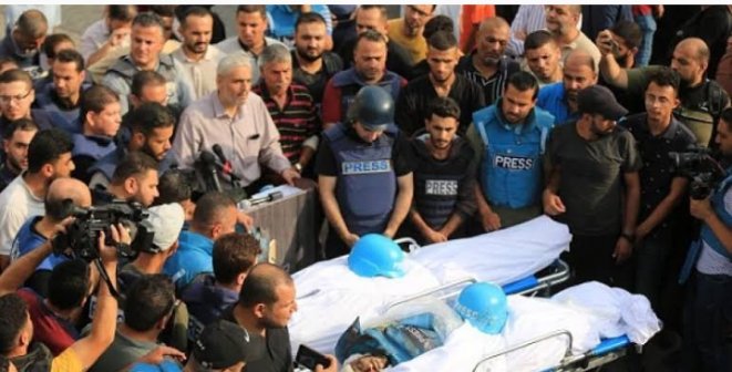 استشهاد الصحفي أمجد جحجوح وزوجته وطفلهما في قصف إسرائيلي