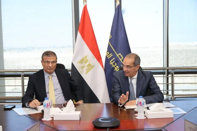 مجتمع المعلومات وزيرا الاتصالات والزراعة يتابعان تنفيذ مشروعات التطوير التكنولوجي والتحول الرقمي
