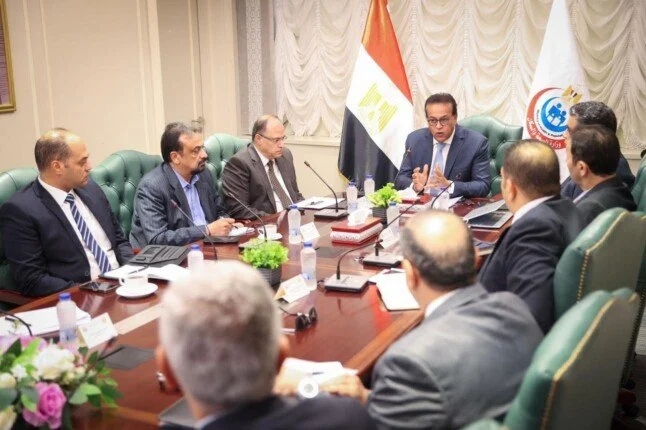 بوابة محافظة القاهرة http://www.cairo.gov.eg › Pages وزير الصحة يترأس اجتماع اللجنة الدائمة المختصة بمراجعة أسعار الأدوية