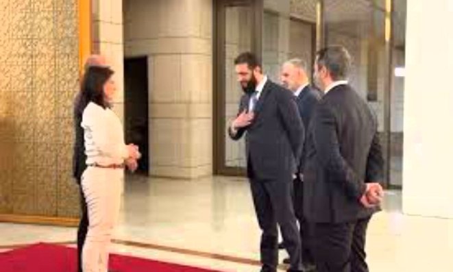 ملابس بيربوك “الكاجوال” والطائرة.. 4 رسائل ألمانية إلى سوريا