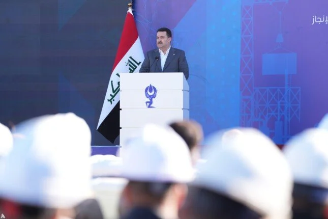 كشف محمد شياع السوداني، رئيس مجلس الوزراء العراقي، اليوم الخميس، عن وضع حكومته في خطواتها لتنويع اقتصاد البلاد، مشيرًا إلى أن تحديد سقف إيقاف حرق الغاز لا يتجاوز عام 2028 وبنسبة 0%.  وقال في مؤتمر صحفي، إن «الحكومة عملت منذ الأيام الأولى لمباشرتها بمهامها، على إعادة النظر بفلسفة الاقتصاد العراقي القائمة على الريعية، ووضع خطوات عملية وليست تنظيرية في مسألة تنويع الاقتصاد، وذلك خلال افتتاح وإطلاق سيادته لعدة مشاريع في القطاع النفطي بقضاء بيجي في محافظة صلاح الدين»، وفقًا لوكالة (واع) العراقية.  وأضاف: «نثمن هذا الجهد الوطني والمثابرة والإخلاص والتفاني في العمل وخلق المنجز الذي كان حكراً على شركات أجنبية، وقيمة المنجز تكمن في المنتجات التي ستغطي حاجة السوق بتصنيع وتنفيذ عراقي»، متابعًا: «أن الكفاءات العراقية بدأت تصنع وتنشئ الوحدات في المصافي، وهو أمر يعطي قيمة للمنتج ويدفع لاستقرار السوق».  وتابع: «لا يمكن لبلد ينتج أكثر من 4 ملايين برميل يومياً الاستمرار باستيراد المشتقات النفطية والغاز، وهناك عدة مشاريع استراتيجية بدأ تنفيذها لأول مرة في البلد وفي تاريخ الصناعة النفطية»، معقبًا: «قطعنا شوطاً كبيراً في حل المشاكل، ولاسيما في موضوع حرق الغاز من خلال العقود والاتفاقيات المبرمة، ونؤكد تحديد السقف لا يتجاوز 2028 لإيقاف حرق الغاز وبنسبة 0% في حرق الغاز المصاحب».  وأكد: «الاستمرار بالترويج للرقع والحقول الخاصة بالغاز الحر، وخط أنبوب بصرة حديثة الاستراتيجي الذي صوت عليه مجلس الوزراء، بطاقة أكثر من 2 مليون برميل، سيعطي مرونة في النقل الداخلي للنفط»، مشددًا على ضرورة التوجه لتوفير النسبة الأكبر من إنتاج النفط الخام بدلاً من بيعه في الأسواق العالمية لاستخدامه في الصناعات النفطية لفائدته، وتوفير فرص عمل.  وواصل: أن «المشاريع التي افتتحت وأطلق الإعمار فيها اليوم، مهمة لتحقيق نقلة في الصناعة النفطية، كما وجهنا وزارة النفط بإكمال الدراسات لمشروع البتروكيمياويات ومشروع (أف سي سي) في بيجي»، وضحًا أن خطة الحكومة أن تكون «بيجي» مدينة صناعية نفطية هي الأكبر على مستوى العراق والمنطقة.  واستكمل: «نعمل على اعتماد المعايير الدولية والجودة الصديقة للبيئة، وهناك توصيات صارمة للاهتمام بالعاملين عبر تحسين أوضاعهم المعيشية وتوفير المجمعات السكنية لهم، وهو جزء من التزامنا تجاههم، والإنجازات ستستمر في عام 2025 وبجهود في كل القطاعات والمحافظات، وهذا وعد لجميع أبناء شعبنا».  وأشار إلى: أننا «نعمل على إنجاز مشروع الجنوب المتكامل الاستراتيجي، الذي ينفذ لأول مرة في مجال تطوير النفط واستثمار الغاز، وإنشاء محطة كهرباء ومصفى ومصنع للبتروكيمياويات في مكان واحد».  واختتم: أن «افتتاح الوحدة الثالثة لمصفى صلاح الدين، سيعزز الطاقة الإنتاجية للمصفى ولمختلف المنتجات، منها البنزين السوبر (عالي الأوكتان) بمقدار 3.5 ملايين لتر/ يوم، والغاز السائل بحجم 650 طناً / يوم، وزيت الغاز الخفيف بطاقة 3.5 ملايين لتر/ يوم، وزيت الغاز الثقيل بطاقة 4000 طن/يوم».