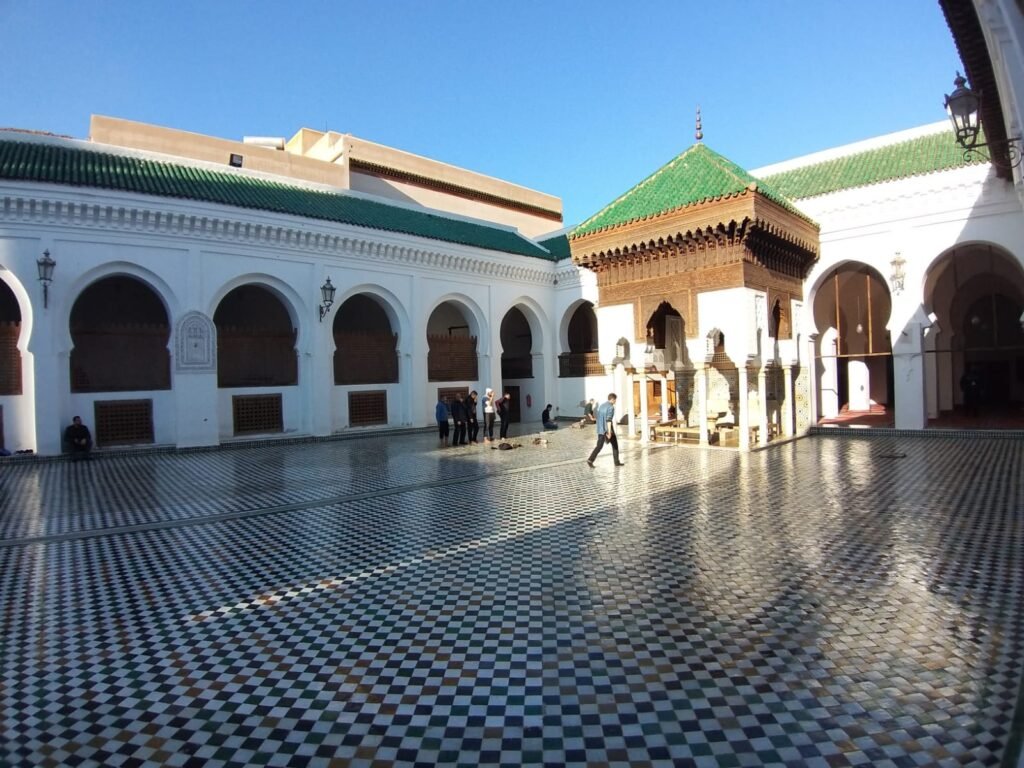 “جامع القرويين” .. وصومعته المربعة أقدم منارة مربعة فى بلاد المغرب العربى.