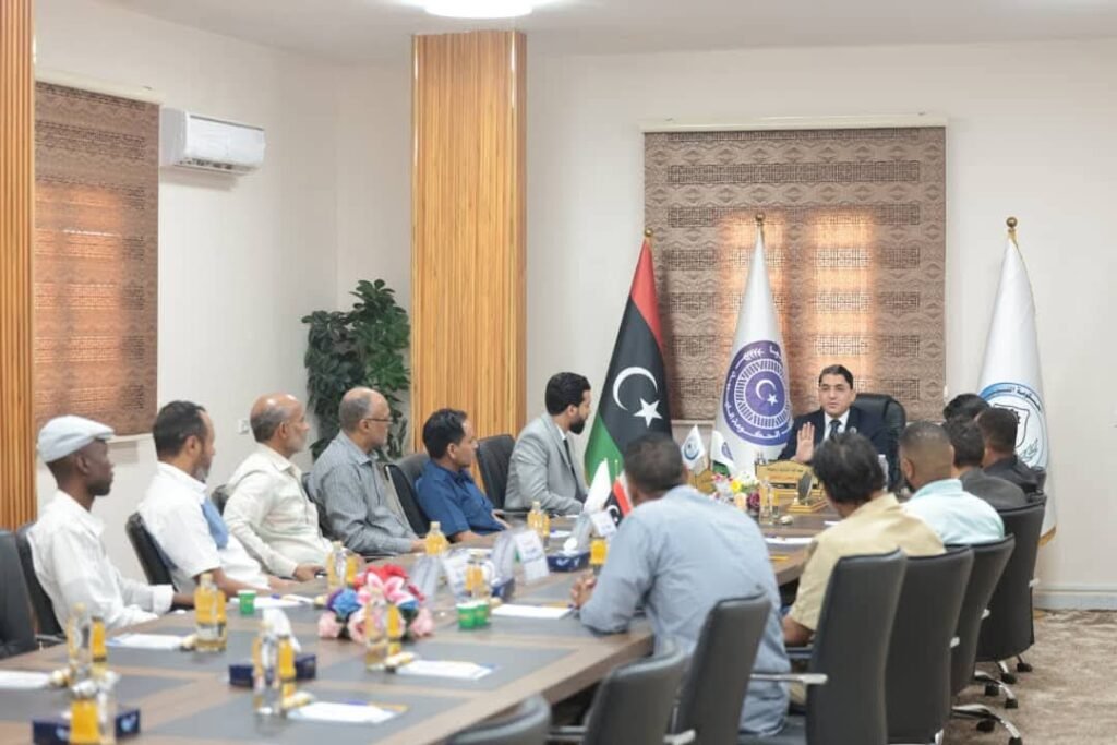 وزير العمل والتأهيل يلتقي ممثلي شركات الجنوب المنفذة لمشروعات الطوارئ ويؤكد قرب صرف مستحقاتهم المالية