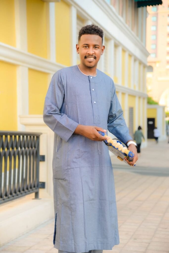 الفنان السوداني فنانالطنبور الشاب” الأبنوس “مؤمن كرار في ضيافه “