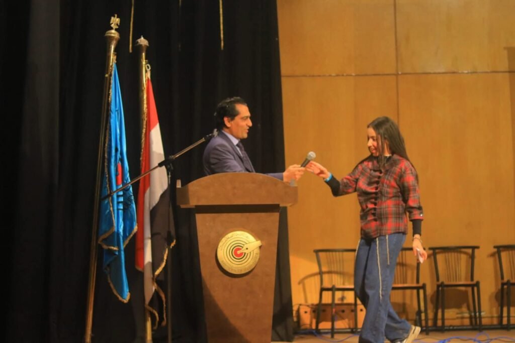 الموهبه الاستثنائية الصغيره الفنانة سلمى كمال الدين تشعل حفل الرواد بنقابة الصحفيين بأغنيات دينيه ووطنيه 